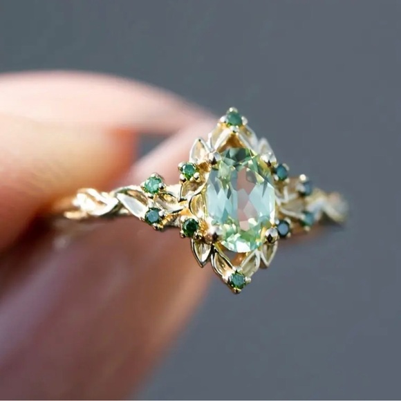 Elegant Ring With Green Gemstones. - Picture 4 of 6